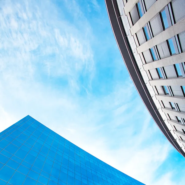 青空の近代的なオフィスビル — ストック写真