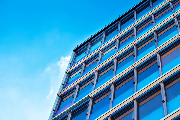 Moderno edificio de oficinas contra el cielo azul —  Fotos de Stock