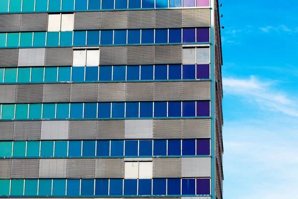 Σύγχρονο κτίριο κατά το γαλάζιο του ουρανού γραφείων — Φωτογραφία Αρχείου