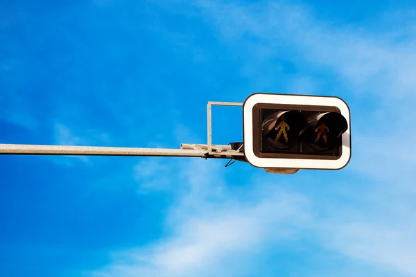Feux de circulation contre le ciel bleu — Photo
