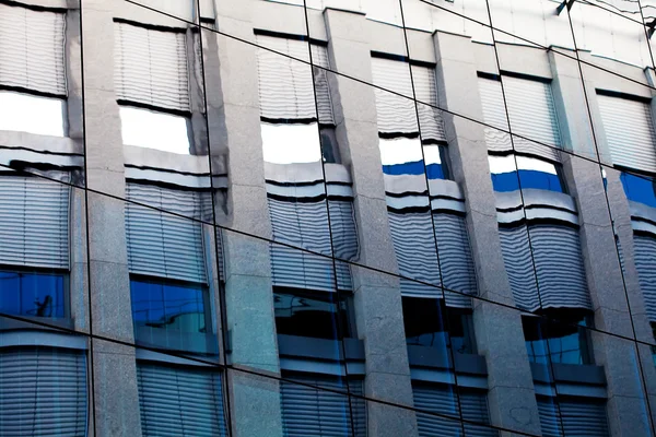 Hintergrund des gläsernen modernen Bürogebäudes — Stockfoto