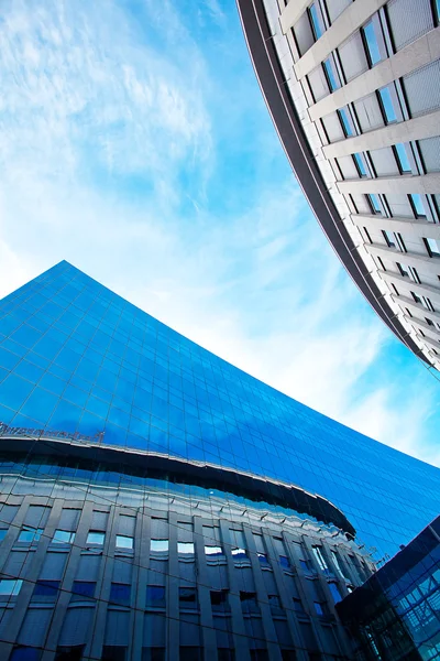 Mavi gökyüzüne karşı modern ofis — Stok fotoğraf