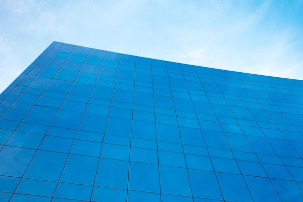 Moderno edificio per uffici contro il cielo blu — Foto Stock