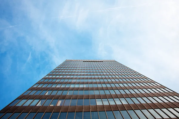 푸른 하늘에 대 한 현대 사옥 — 스톡 사진