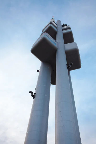 Prag Televizyon Kulesi mavi gökyüzü — Stok fotoğraf