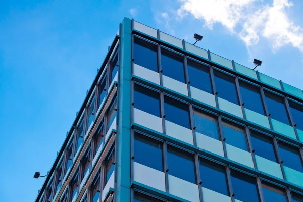 Moderno edificio per uffici contro il cielo blu — Foto Stock