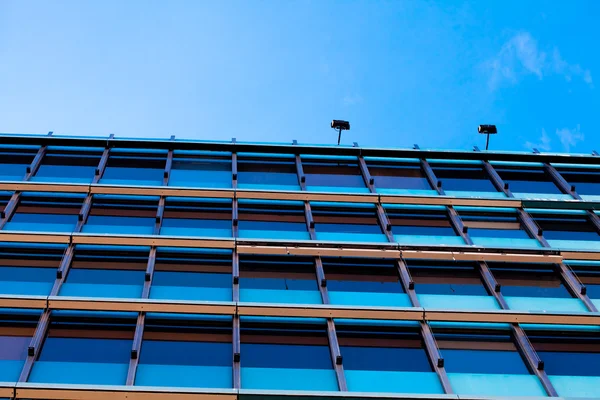 Modern irodaház ellen a kék ég — Stock Fotó