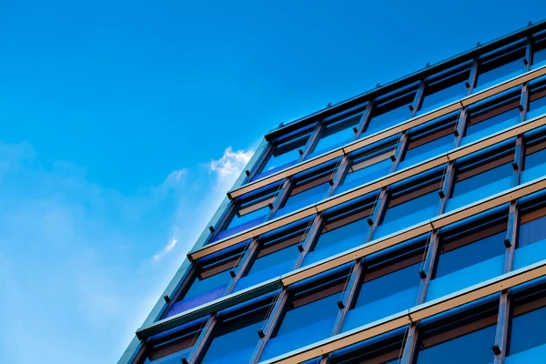 Edifício de escritório moderno contra o céu azul — Fotografia de Stock