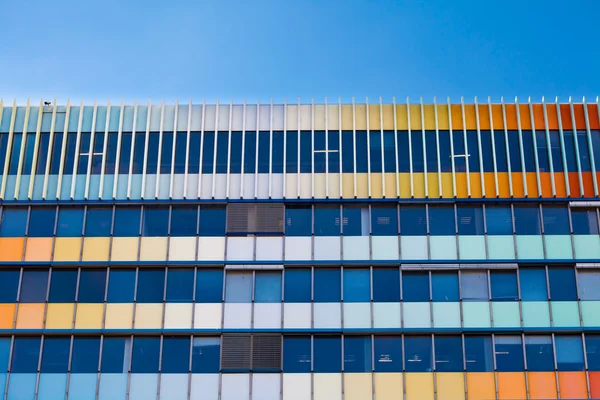 Immeuble de bureaux moderne contre le ciel bleu — Photo