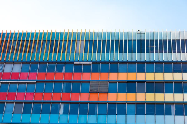 Modern irodaház ellen a kék ég — Stock Fotó