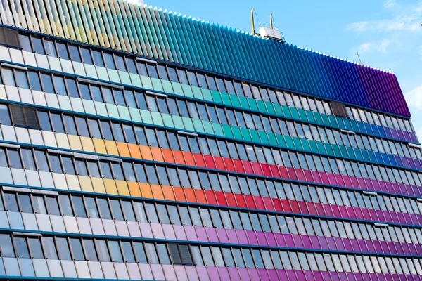 Modern kontorsbyggnad mot den blå himlen — Stockfoto