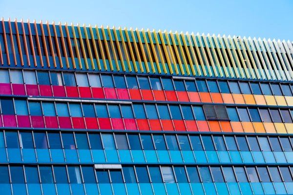 Moderní kancelářské budovy proti modré obloze — Stock fotografie