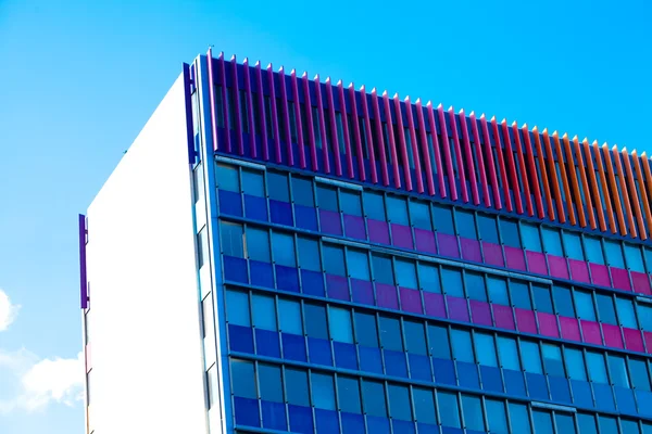 Immeuble de bureaux moderne contre le ciel bleu — Photo