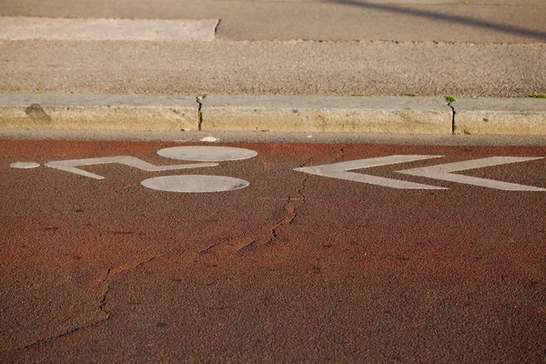 Panneaux de signalisation peints sur la route — Photo