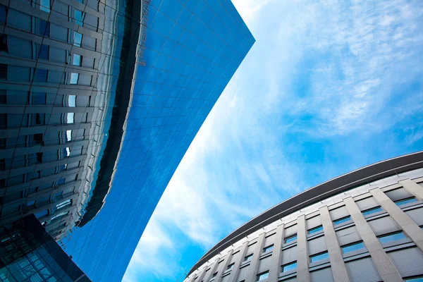 Современное офисное здание против голубого неба — стоковое фото