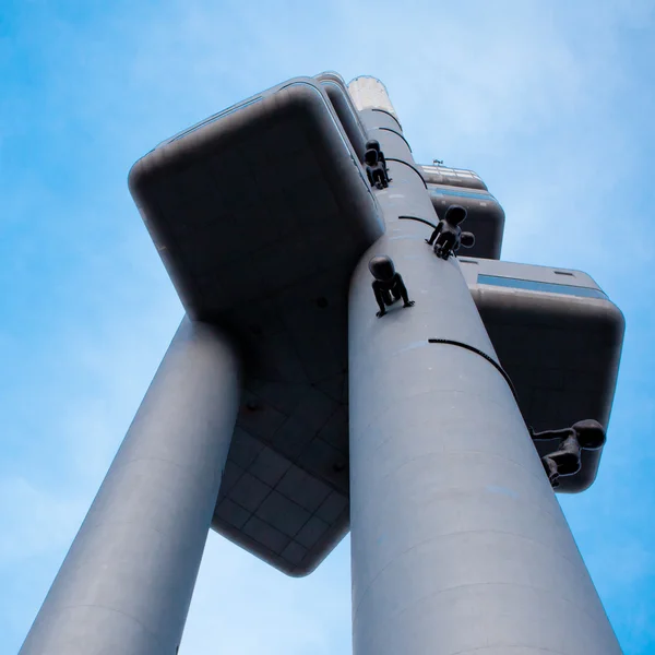 プラハ テレビ塔は青い空を背景 — ストック写真