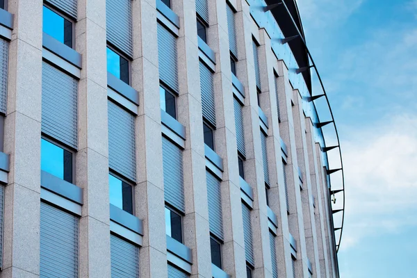 Mavi gökyüzüne karşı modern ofis — Stok fotoğraf
