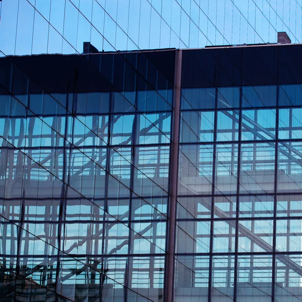 Tle nowoczesny biurowiec ze szkła — Zdjęcie stockowe