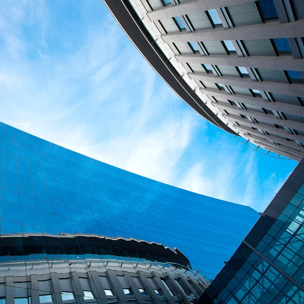 Moderno edificio de oficinas contra el cielo azul — Foto de Stock