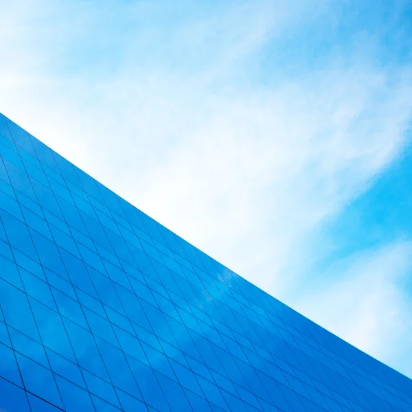 Сучасна офісна будівля на фоні блакитного неба — стокове фото