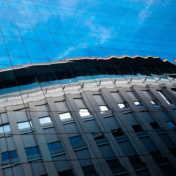 Bakgrund av glas moderna kontorsbyggnaden — Stockfoto