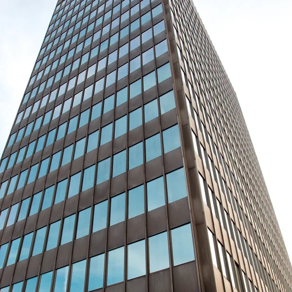 现代办公大楼对蓝蓝的天空 — 图库照片