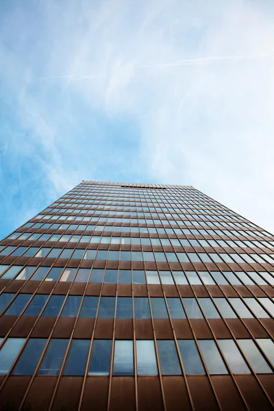 Modernes Bürogebäude vor blauem Himmel — Stockfoto