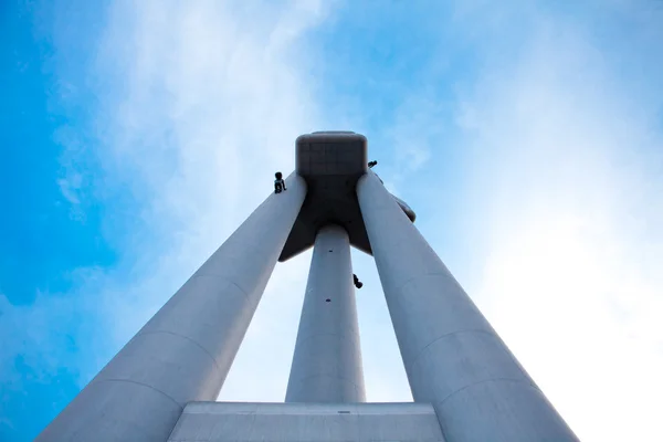 プラハ テレビ塔は青い空を背景 — ストック写真