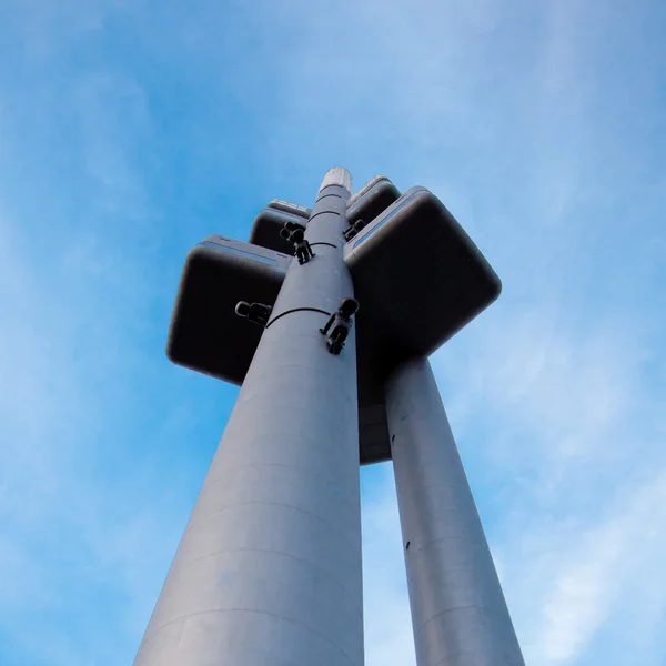 Prag TV-tornet mot den blå himlen — Stockfoto