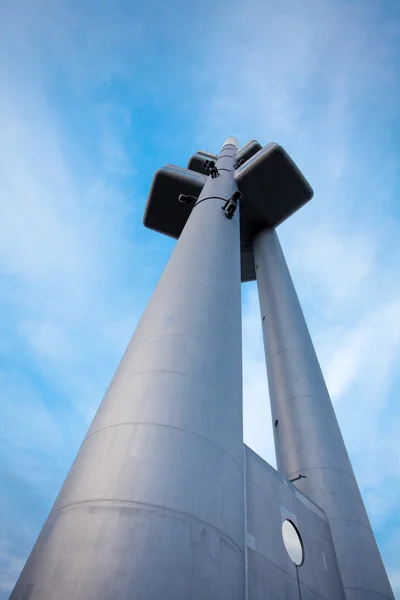 Prag TV-tornet mot den blå himlen — Stockfoto