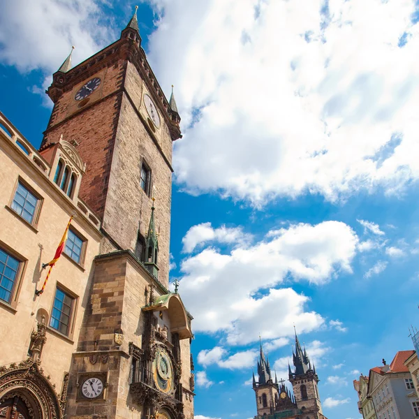 旧城广场在布拉格反对蓝蓝的天空 — 图库照片