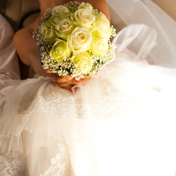 Strauß in den Händen der Braut vor dem Hintergrund von dres — Stockfoto