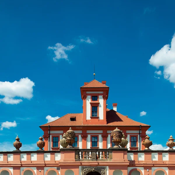 青空を背景とプラハの troja 城 — ストック写真
