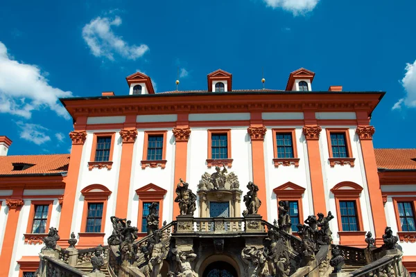 Château de Troja à Prague contre le ciel bleu — Photo