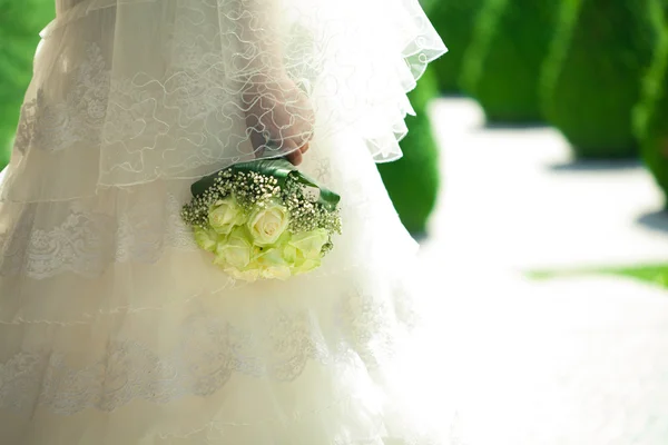 Strauß in den Händen der Braut vor dem Hintergrund von dres — Stockfoto