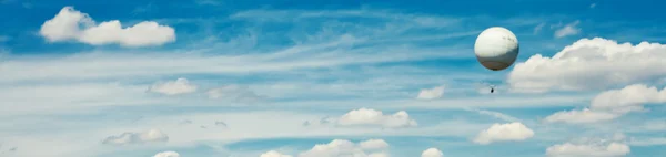 Ballong mot en blå himmel och moln — Stockfoto