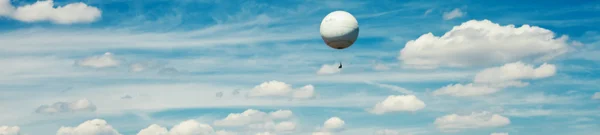 Balloon against a blue sky and clouds — Stock Photo, Image