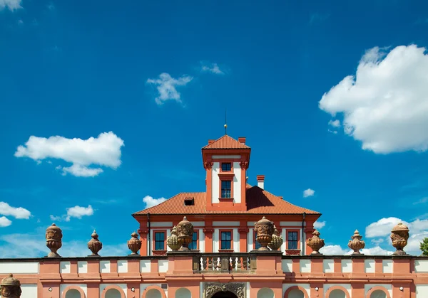 Troja 在布拉格城堡反对蓝蓝的天空 — 图库照片