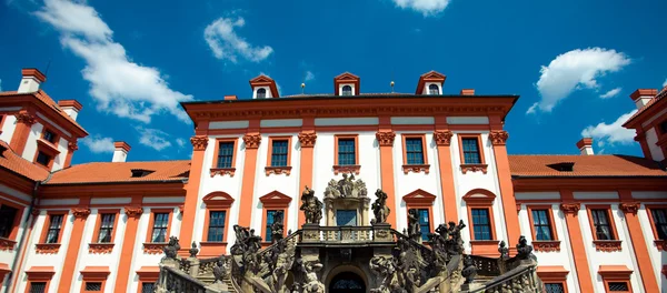 Troja 在布拉格城堡反对蓝蓝的天空 — 图库照片