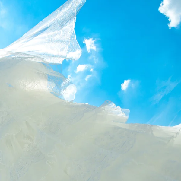 웨딩 드레스와 베일 푸른 하늘에 대 한 — 스톡 사진