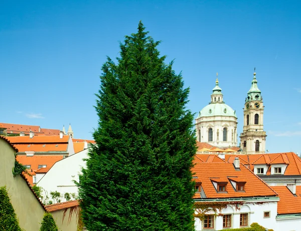 Прага проти синього неба — стокове фото