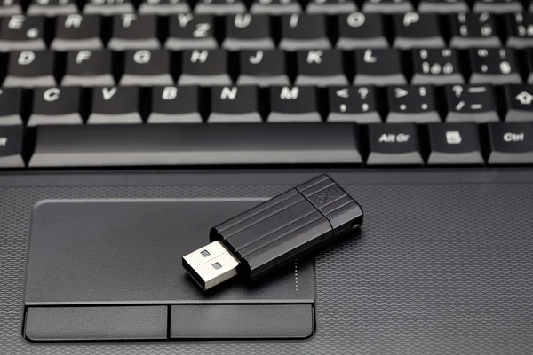 Laptop keyboard and flash drive — Stock Photo, Image
