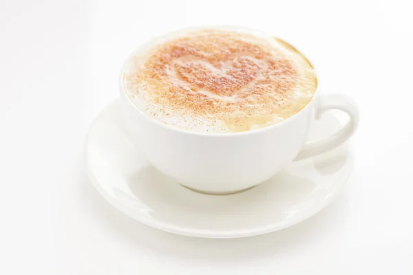 Капучино в чашці у формі сердець ізольовано на білому — стокове фото
