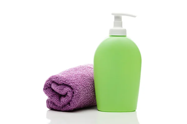 Kosmetické obaly a ručník izolovaných na bílém — Stock fotografie