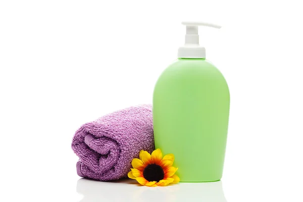 Recipientes cosméticos, toalha e flor isoladas em branco — Fotografia de Stock