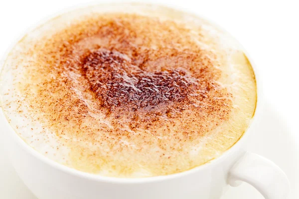 Cappuccino in een beker in de vorm van harten geïsoleerd op wit — Stockfoto