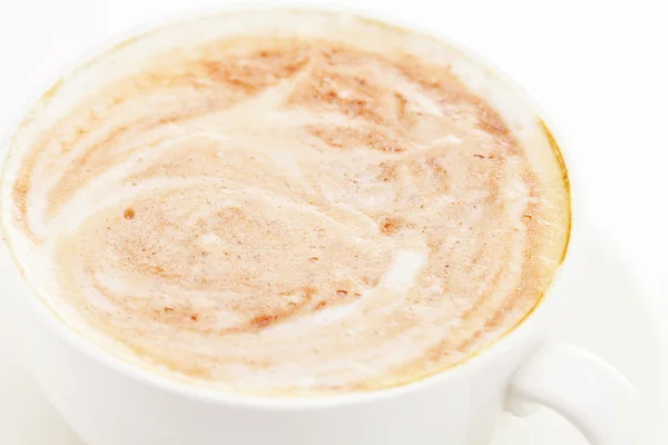 Cappuccino in een kopje geïsoleerd op wit — Stockfoto