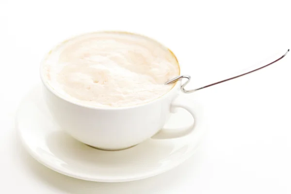 Cappuccino en lepel in een kopje geïsoleerd op wit — Stockfoto