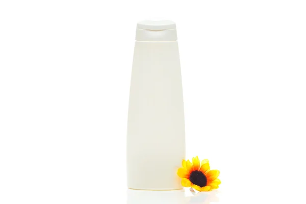 Envases de productos cosméticos y flor aislado en blanco — Stok fotoğraf