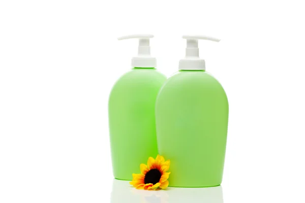 Cosmetische containers en bloem geïsoleerd op wit — Stockfoto